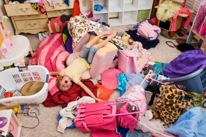 girl's messy bedroom